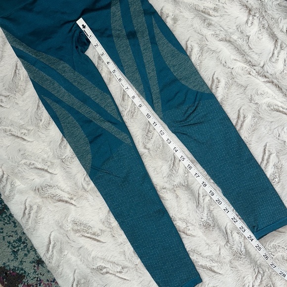 🩵Fabletics Seamless Dot Leggings🩵 - Picture 6 of 12